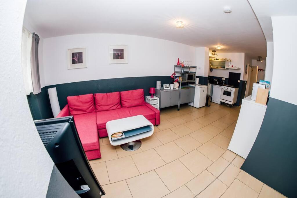 Sunny Apartment At Rostock - Pink Exterior photo